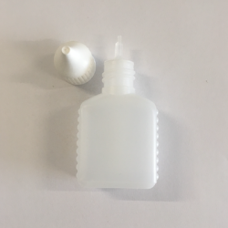 Firkantet plastflaske 30 ml.